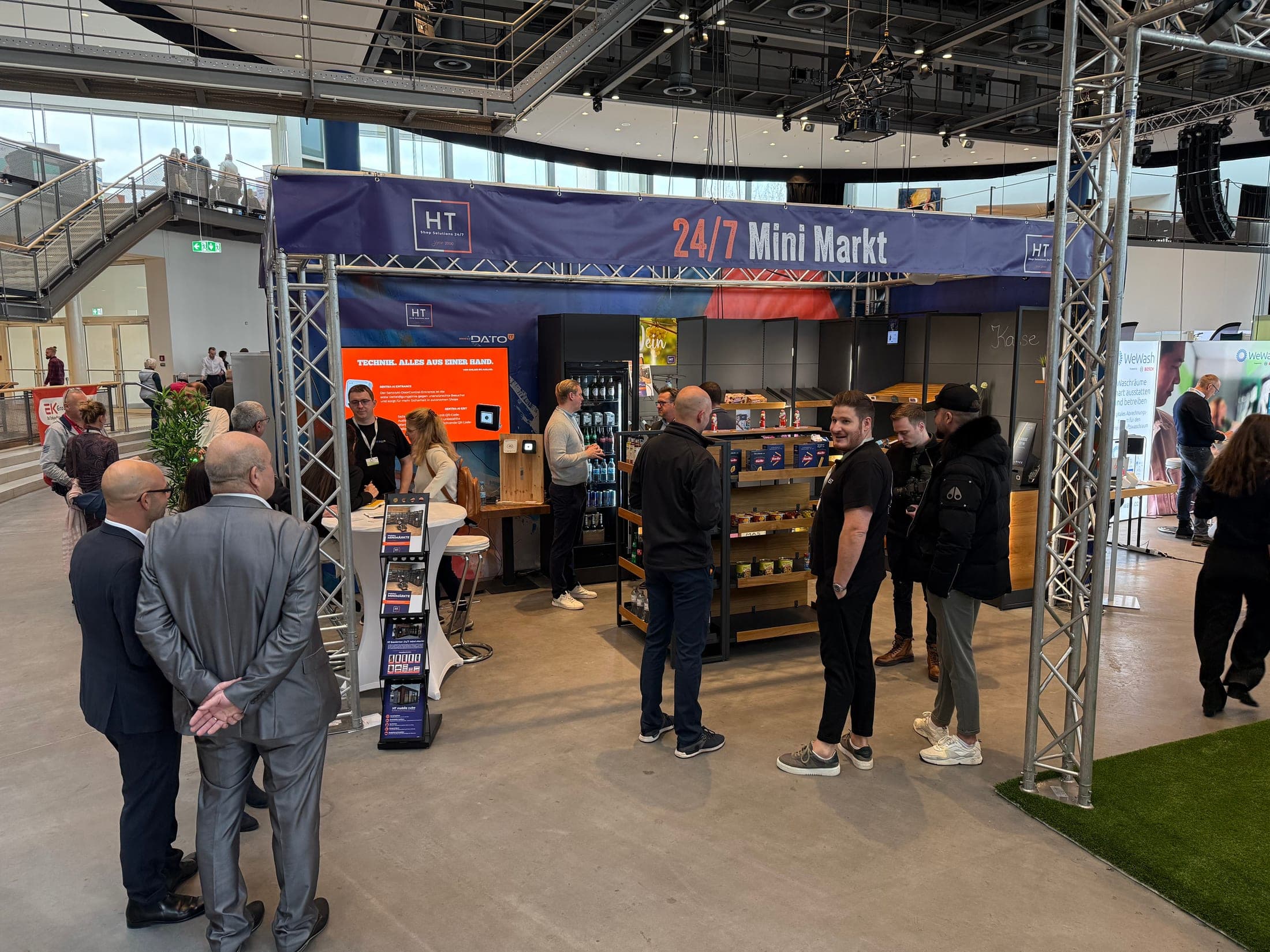 Gemeinsamer Messestand von DATO-IT und HT Shop Solutions mit dem Banner „24/7 Mini Markt“ auf dem Norddeutschen Campingtag 2025 in Lübeck